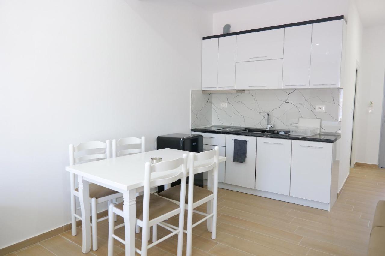 Iljo Apartments Ксамил Екстериор снимка