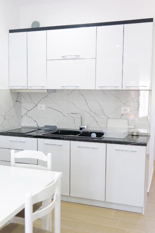 Iljo Apartments Ксамил Екстериор снимка